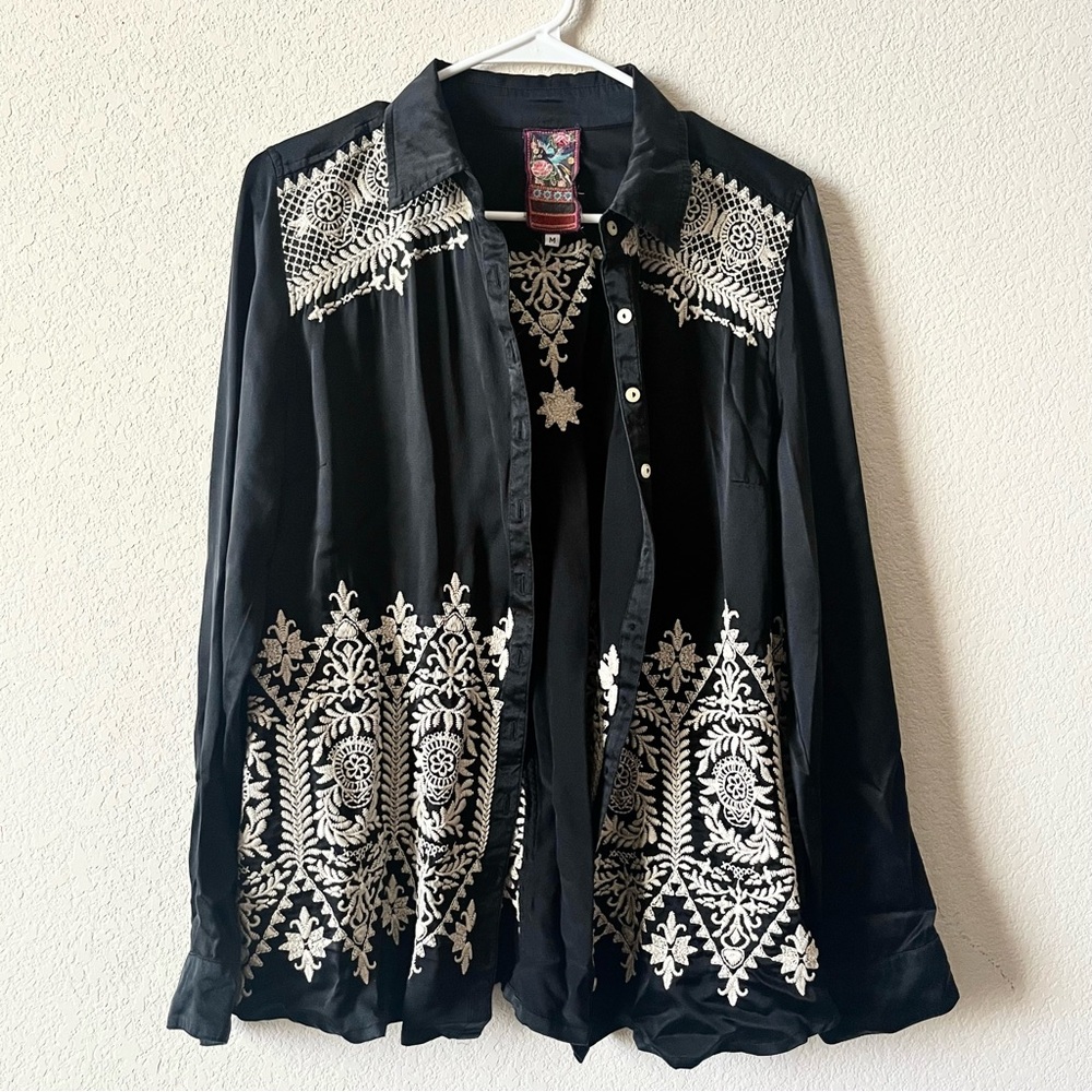 Johnny Was Black Embroidered 100% Silk Western Boho Rodeo Cowgirl Button Up M - Picture 2 of 8